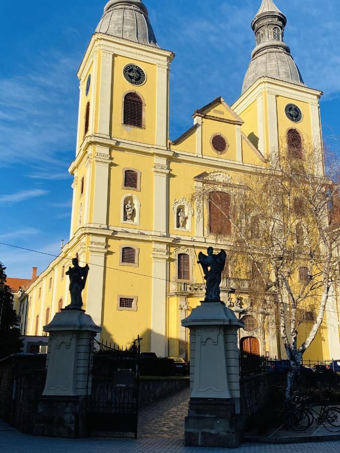 Urania Apartmanhaz Eger Buitenkant foto