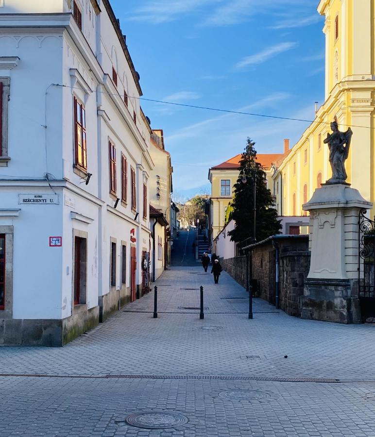 Urania Apartmanhaz Eger Buitenkant foto