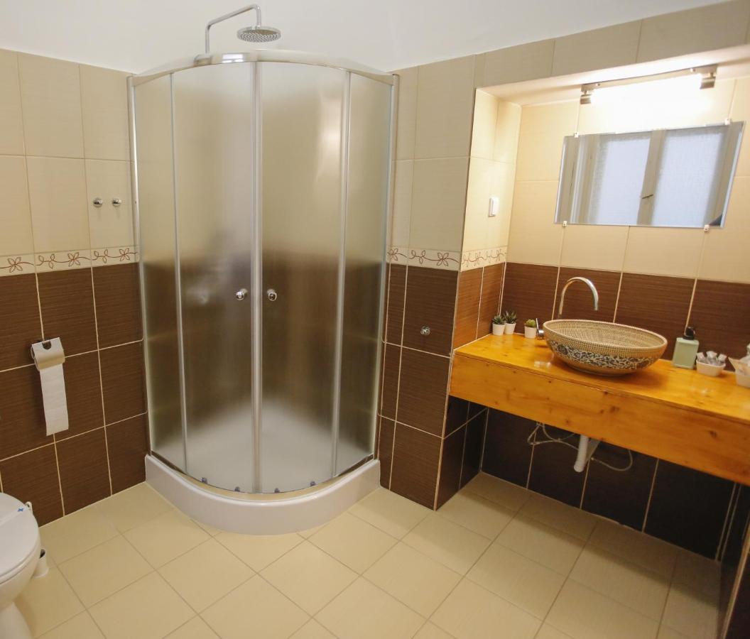 Urania Apartmanhaz Eger Buitenkant foto