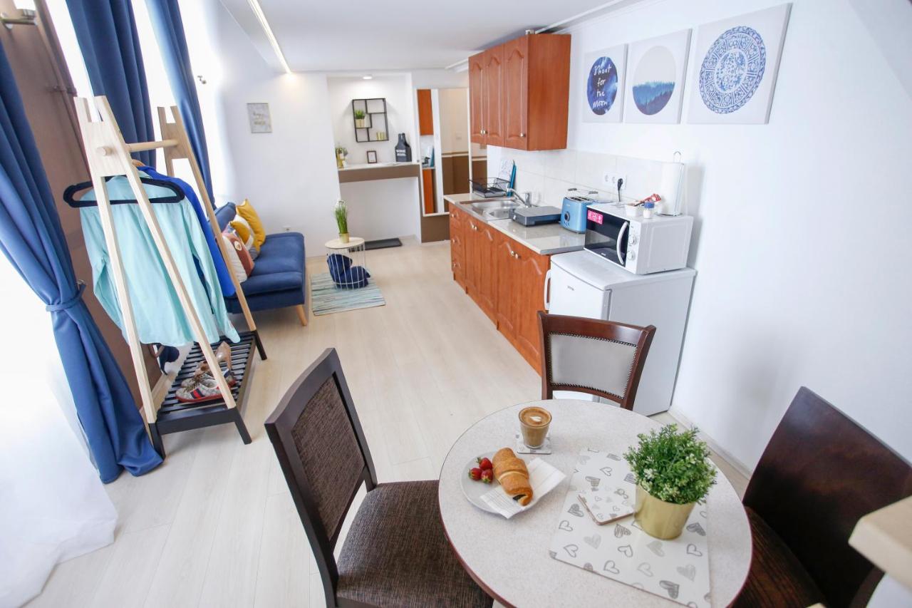 Urania Apartmanhaz Eger Buitenkant foto
