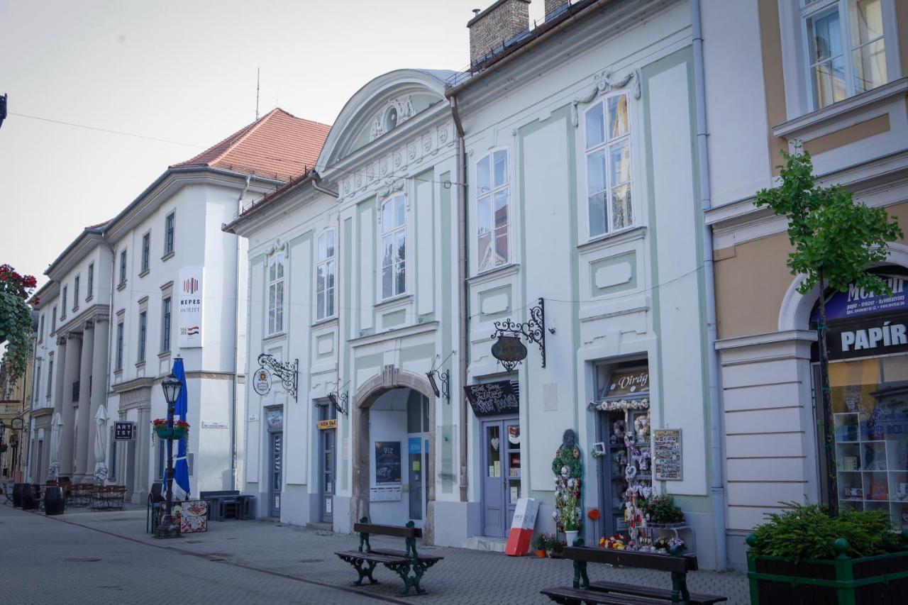 Urania Apartmanhaz Eger Buitenkant foto