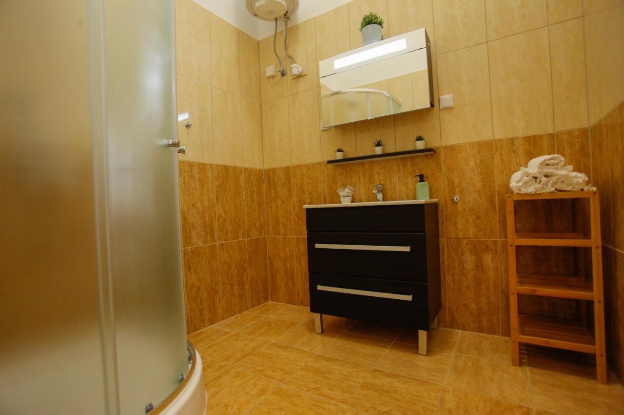 Urania Apartmanhaz Eger Buitenkant foto