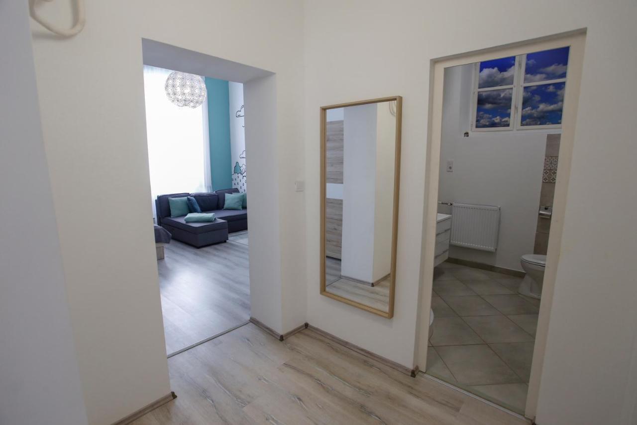 Urania Apartmanhaz Eger Buitenkant foto